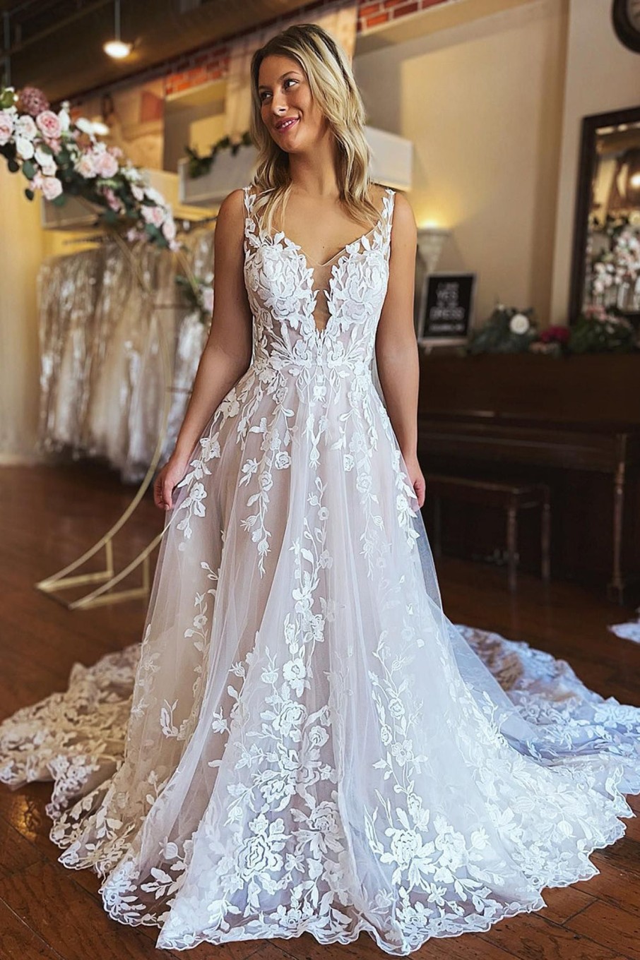 Wedding Dresses HELLYMOON | A-Line V-Neck Backless Long Lace Wedding Dress Ivory